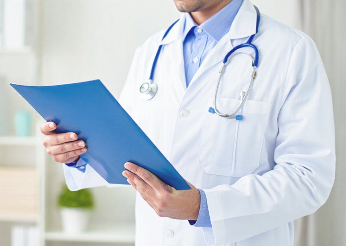 Врач держит планшет для записей